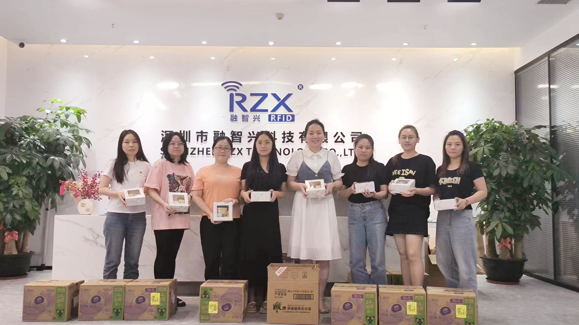 融智兴科技｜2024年第三季度员工生日礼品发放，秋风送爽，温情满溢