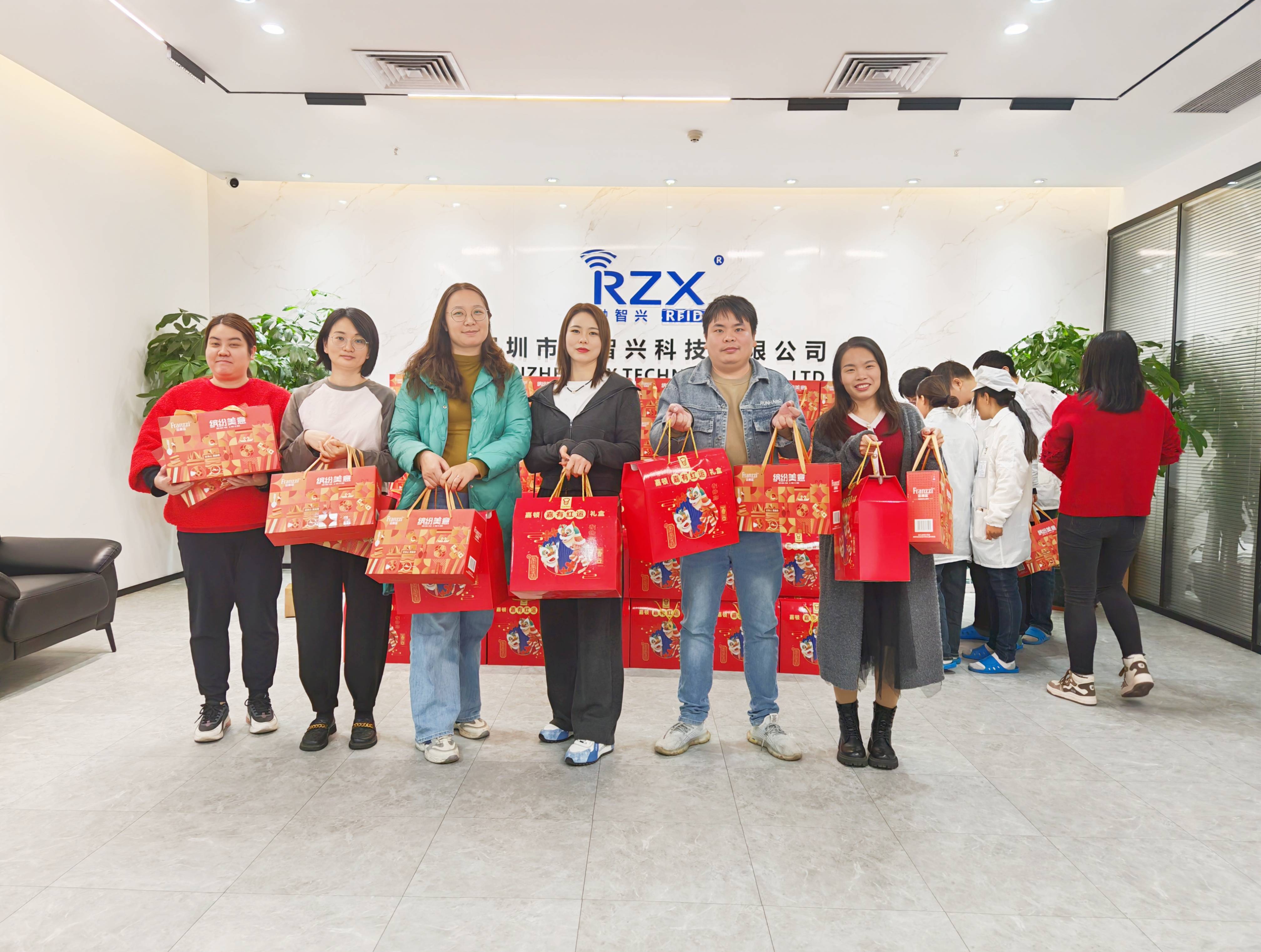 温暖相伴，感恩有你 | 融智兴科技暖心福利发放